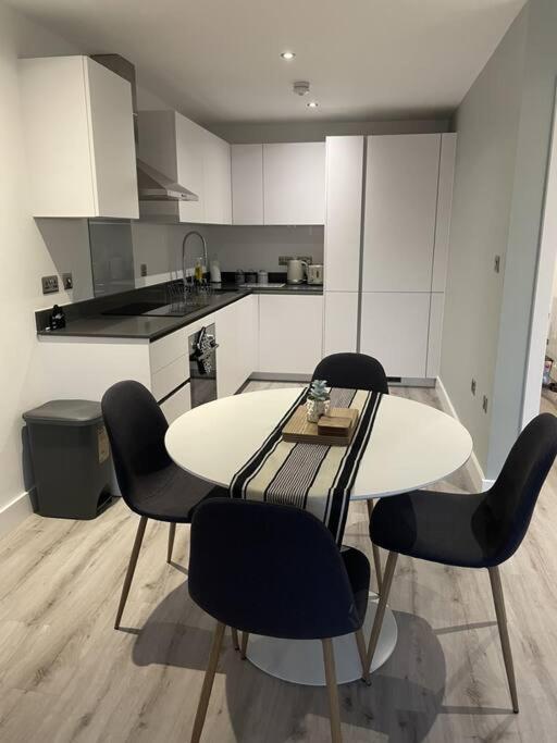 Modern And Cozy 2 Bed City Centre Apartment With Free Secure Parking Space Lichfield Exterior foto