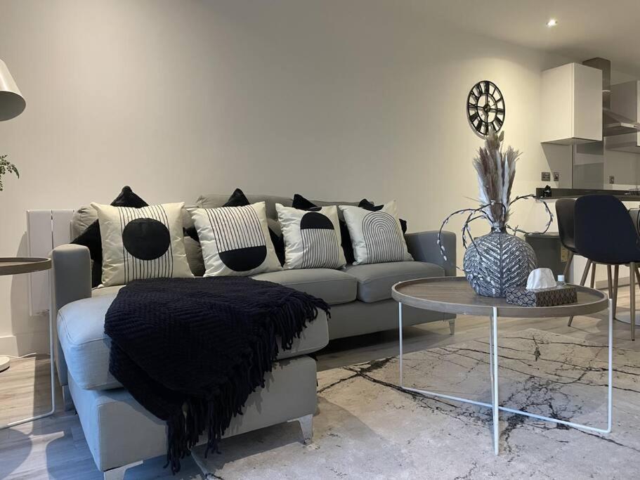 Modern And Cozy 2 Bed City Centre Apartment With Free Secure Parking Space Lichfield Exterior foto