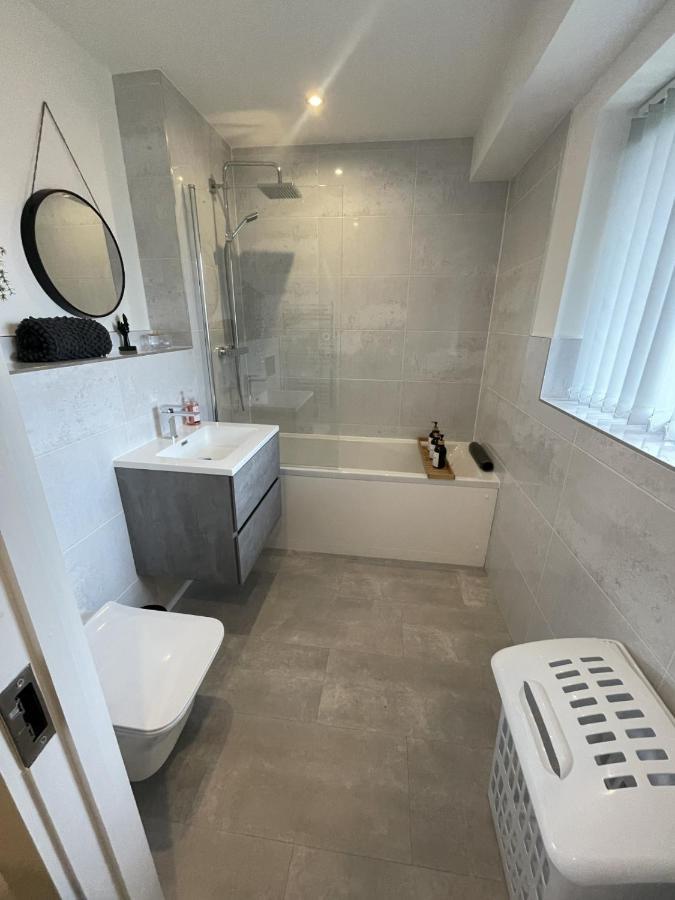 Modern And Cozy 2 Bed City Centre Apartment With Free Secure Parking Space Lichfield Exterior foto